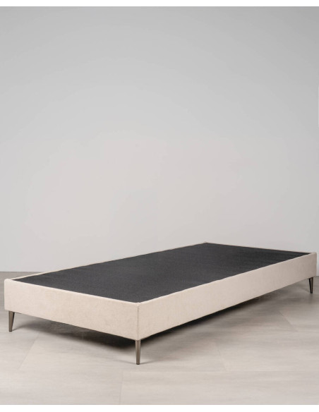 Base de cama Liria tapizada color piedra con patas metálicas cromadas 90x200cm
