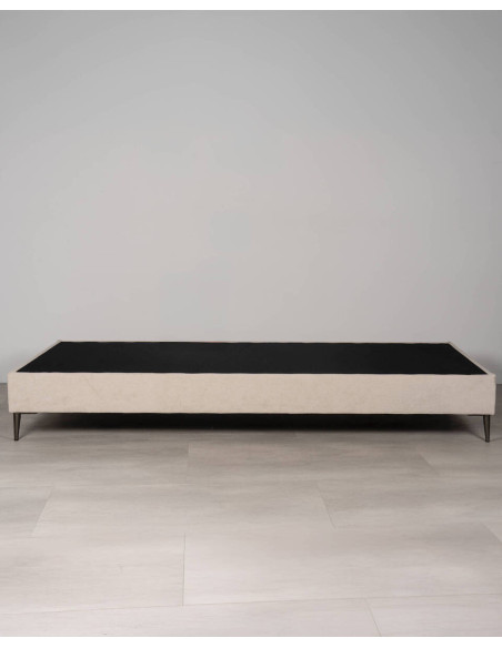 Base de cama Liria tapizada color piedra con patas metálicas cromadas 90x200cm