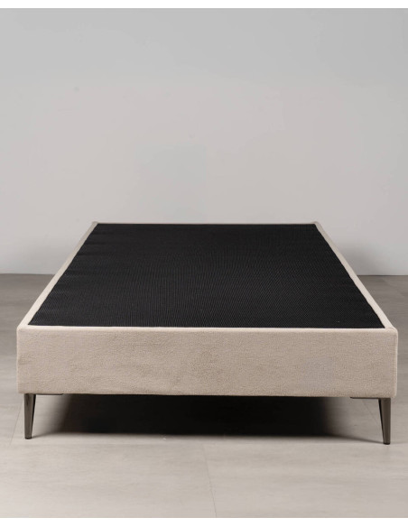 Base de cama Liria tapizada color piedra con patas metálicas cromadas 90x200cm