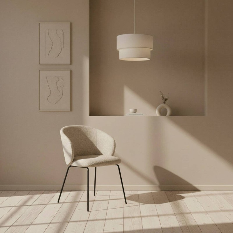 Silla Nura tapizada en beige con estructura de patas negras