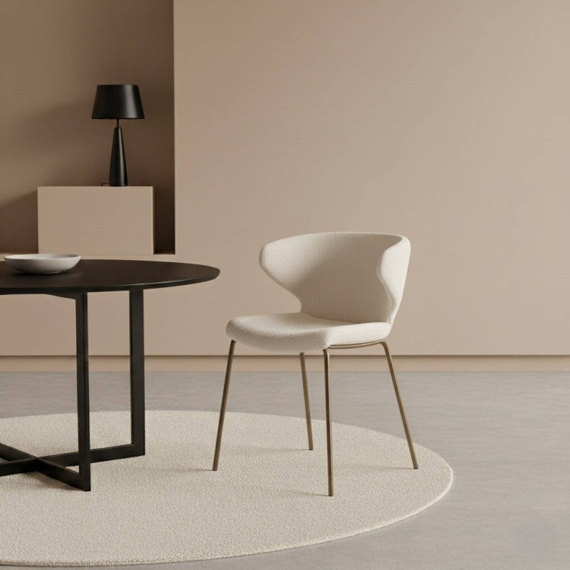 Silla Amelie tapizada en borreguito blanco con patas bronce metálicas