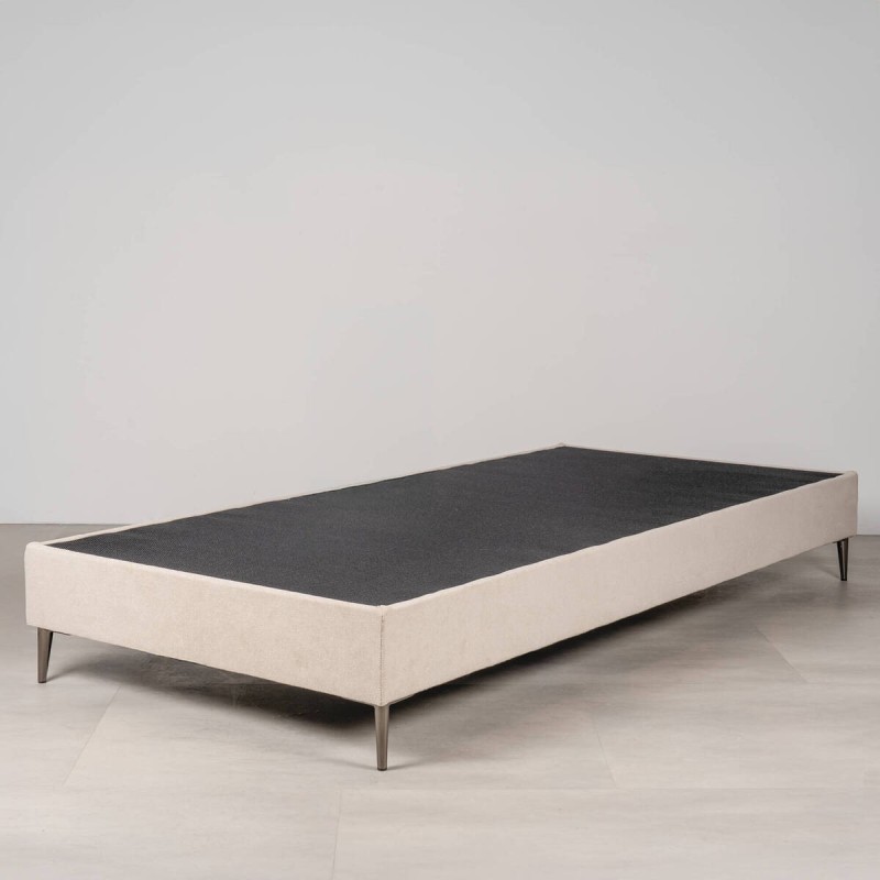 Base de cama Liria tapizada color piedra con patas metálicas cromadas