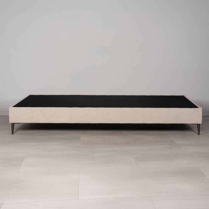 Base de cama Liria tapizada color piedra con patas metálicas cromadas