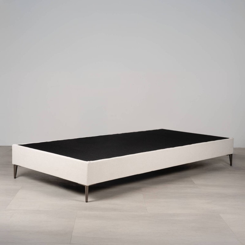Base de cama Liria tapizada blanca con patas metálicas cromadas