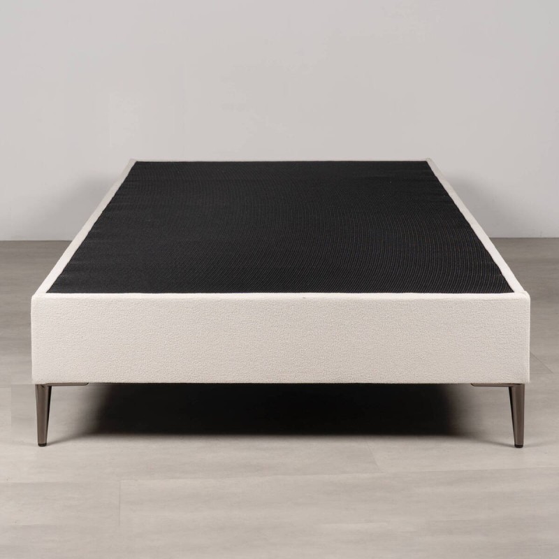 Base de cama Liria tapizada blanca con patas metálicas cromadas