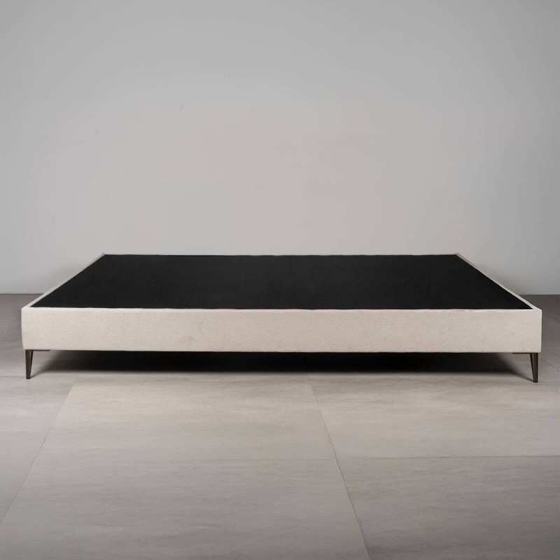 Base de cama doble tapizada color piedra 160x200 con patas cromadas
