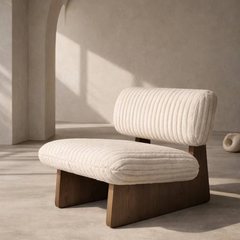 Sillón Nilo moderno tapizado beige con base de madera