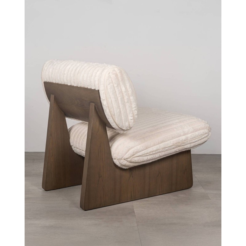 Sillón Nilo moderno tapizado beige con base de madera