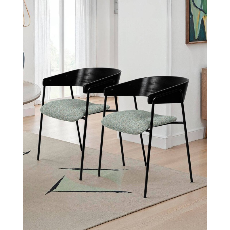 Silla de comedor Axil con respaldo envolvente en madera negra y tapizado verde