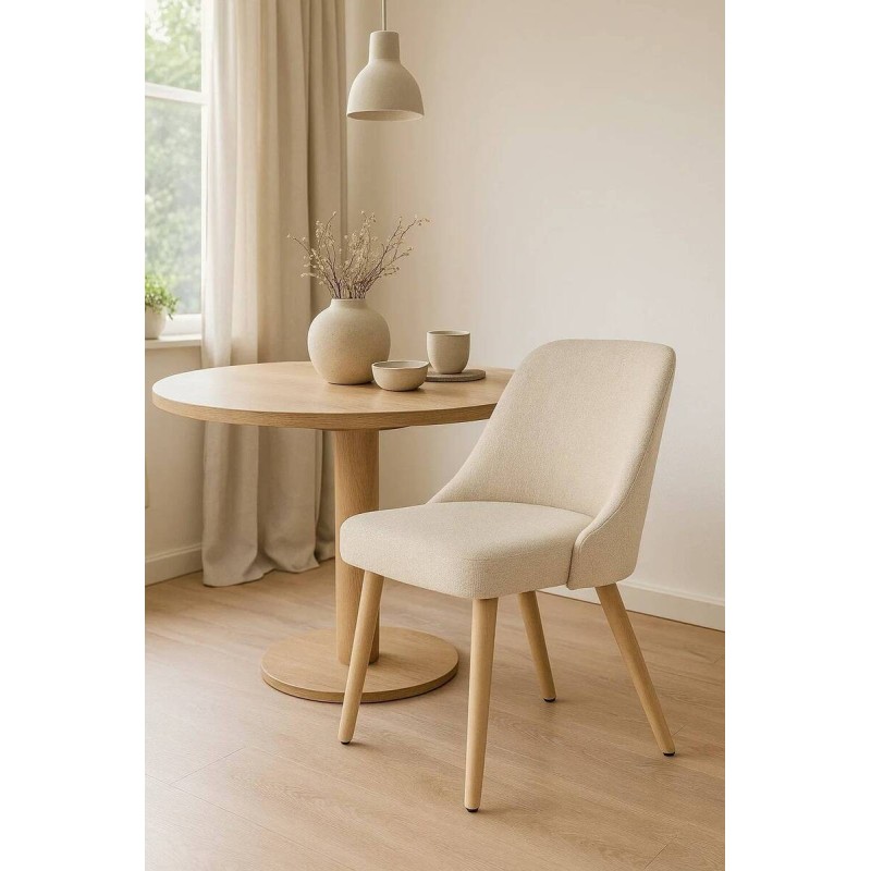 Silla Solen tapizada beige con patas de madera maciza