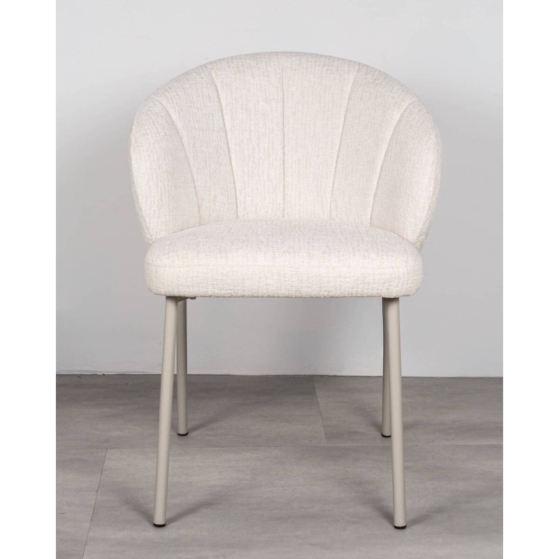 Silla tapizada beige con patas metálicas