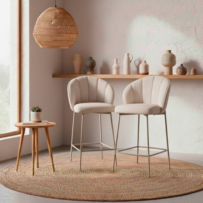Taburete Numea alto tapizado beige con patas metálicas