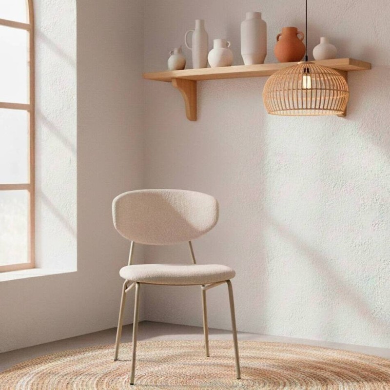 Silla Arven tapizada beige con estructura metálica