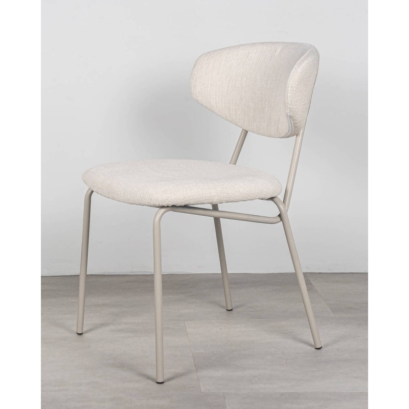 Silla tapizada beige con estructura metálica