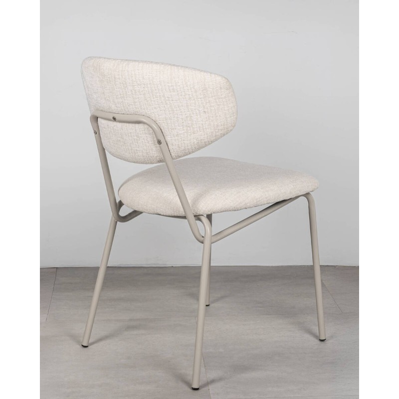 Silla tapizada beige con estructura metálica