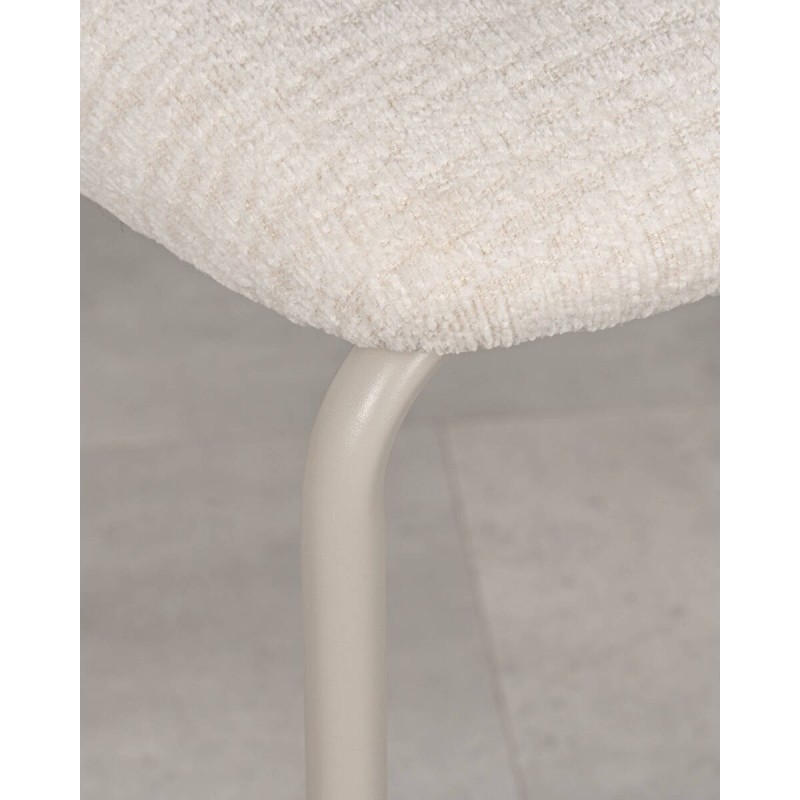 Silla tapizada beige con estructura metálica