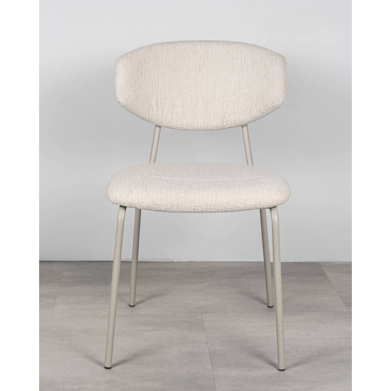 Silla tapizada beige con estructura metálica