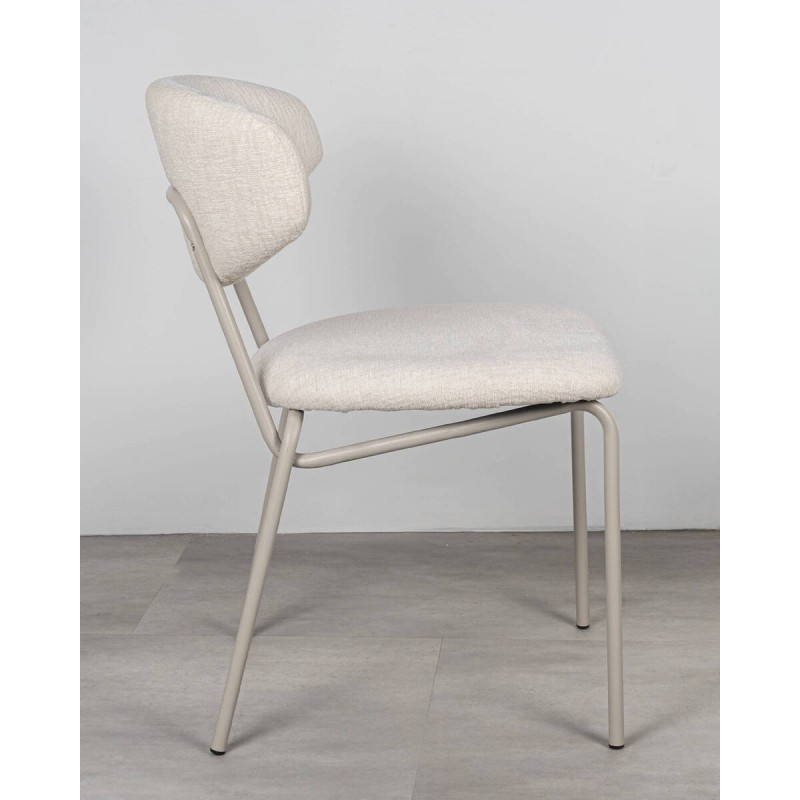 Silla tapizada beige con estructura metálica
