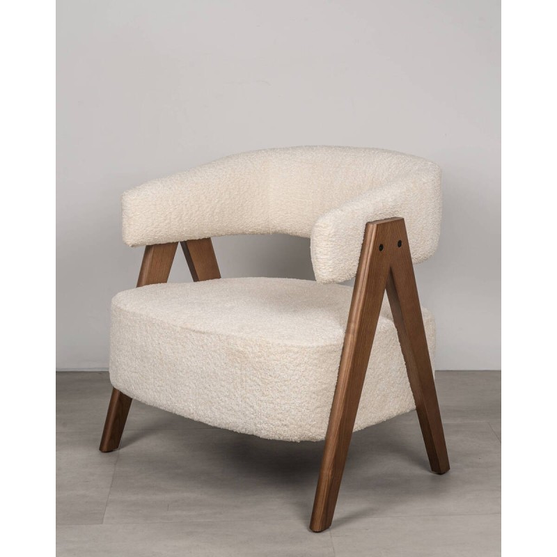 Sillón Lunna bouclé beige con estructura de patas en nogal