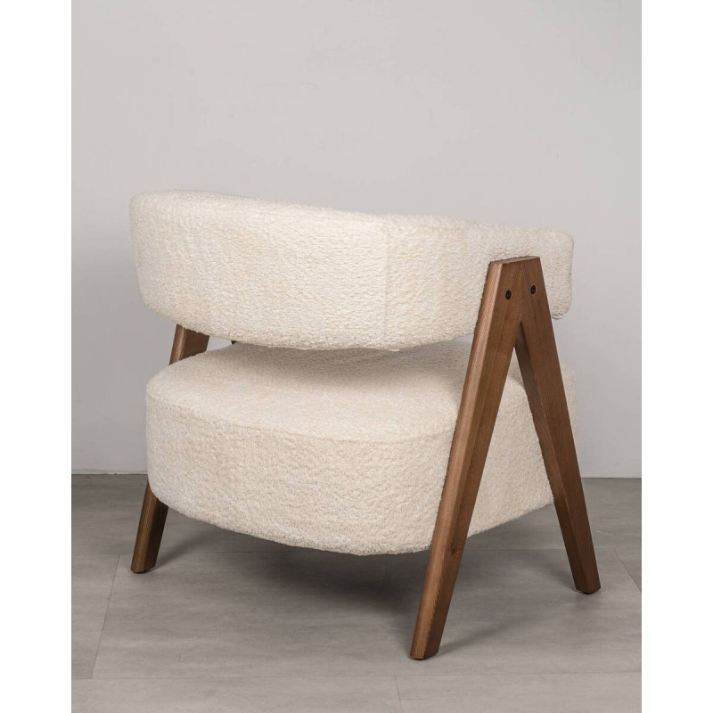 Sillón Lunna bouclé beige con estructura de patas en nogal