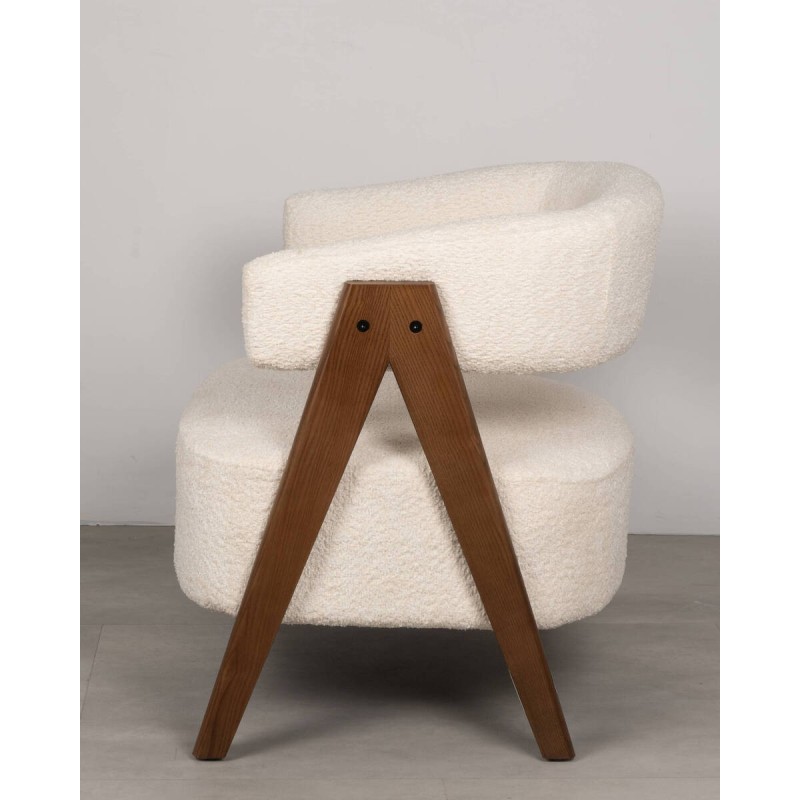 Sillón Lunna bouclé beige con estructura de patas en nogal