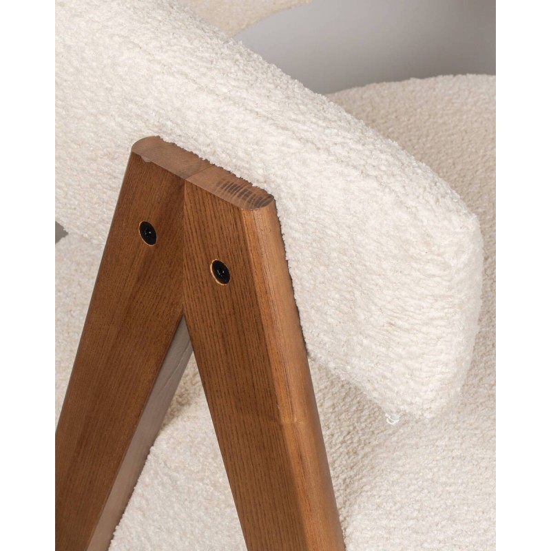 Sillón Lunna bouclé beige con estructura de patas en nogal