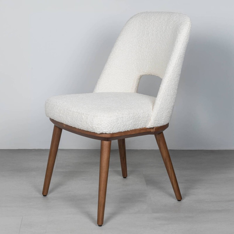 Silla Aira tapizada en blanco bouclé con patas de madera color nogal