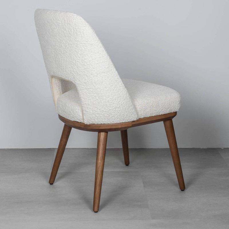 Silla Aira tapizada en blanco bouclé con patas de madera color nogal