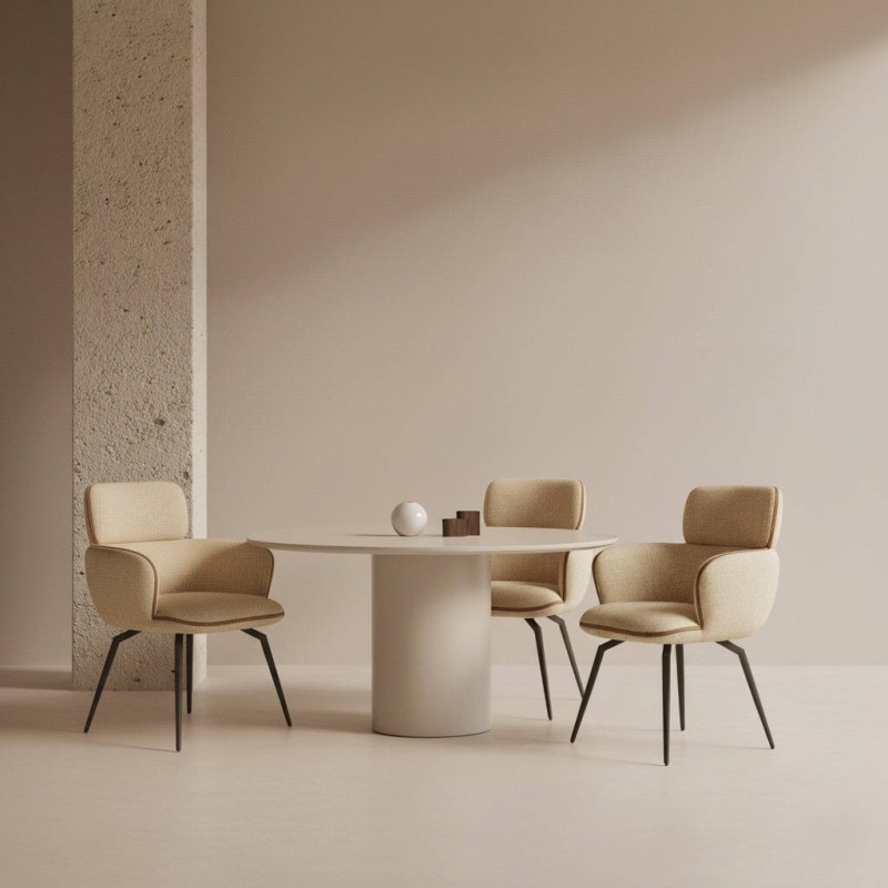 Silla Oreta de comedor tapizada en beige con patas bronce