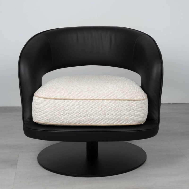 Sillón giratorio Vanto tapizado en piel negra y tejido beige