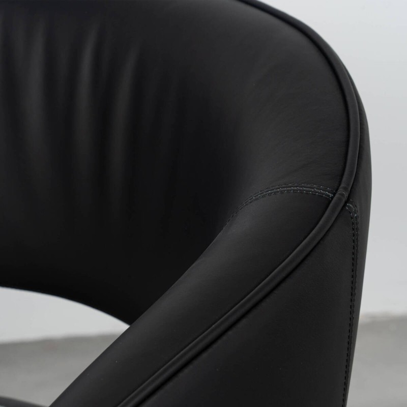 Sillón giratorio Vanto tapizado en piel negra y tejido beige