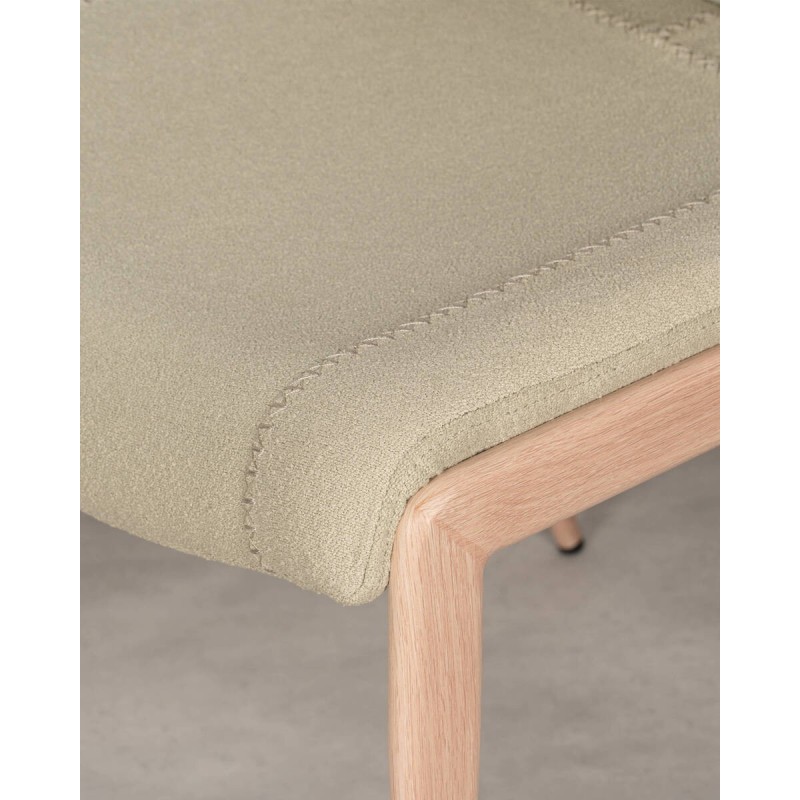 Silla de comedor Lilo tapizada con patas metálicas en color madera