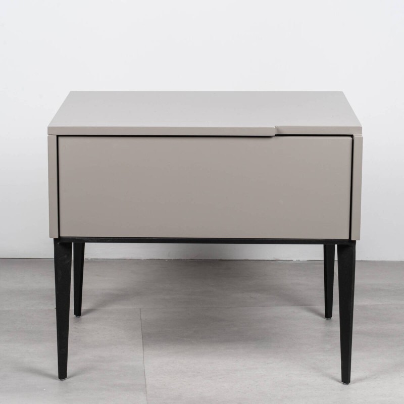 Mesita de noche Tempo gris topo con un cajón y patas metálicas elevadas