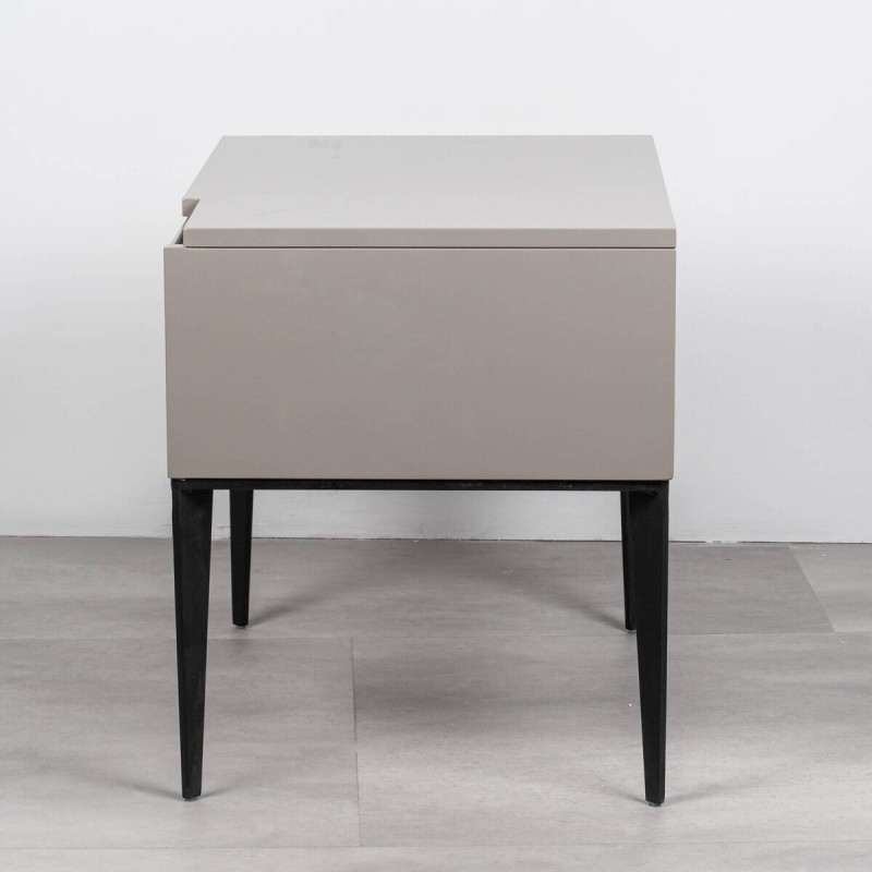 Mesita de noche Tempo gris topo con un cajón y patas metálicas elevadas