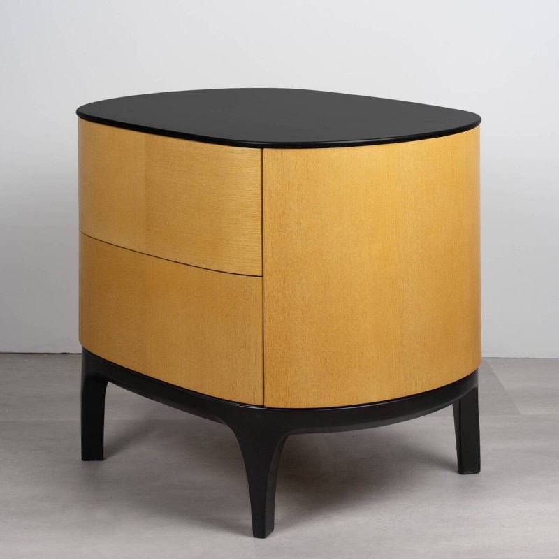 Mesita de noche Senda ovalada en madera con tapa negra y dos cajones