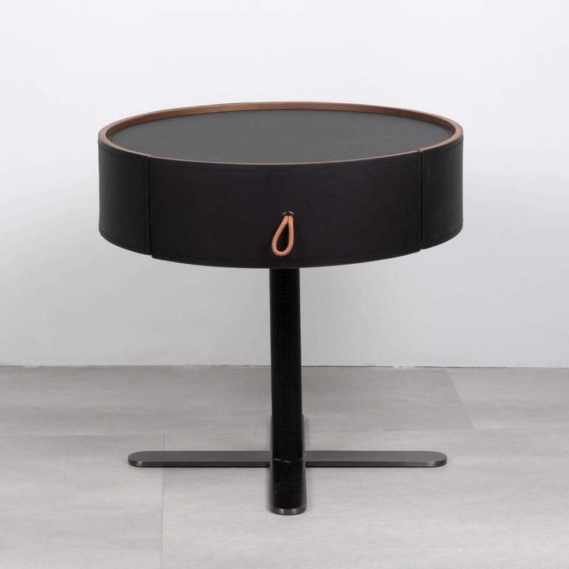 Mesita de noche Orbit redonda tapizada en piel negra con patas metálicas y tres cajones