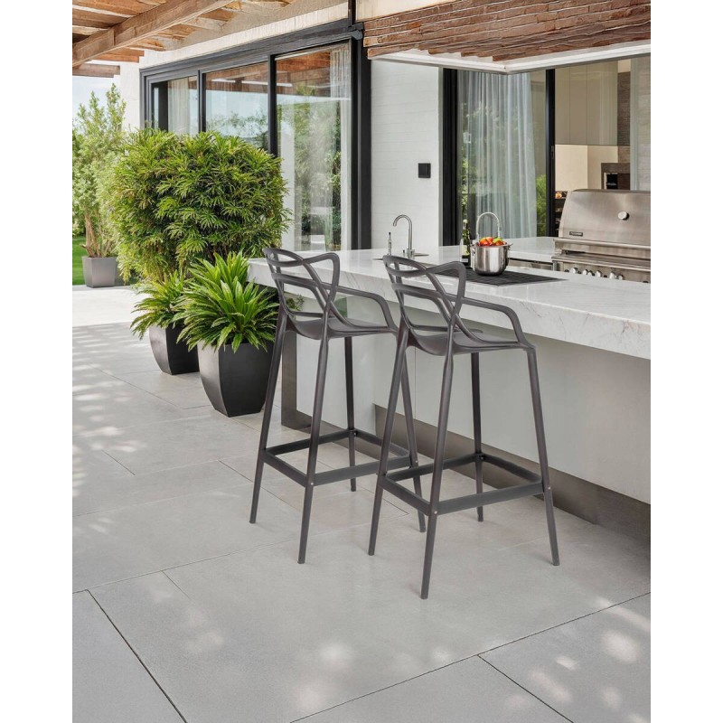 TABURETE DE PLÁSTICO GRIS CON DISEÑO CURVILÍNEO EN RESPALDO 75cm