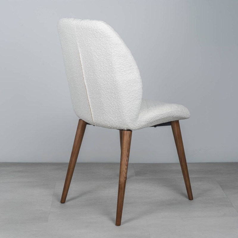 Silla Edda tapizada bouclé crema con patas fresno color nogal