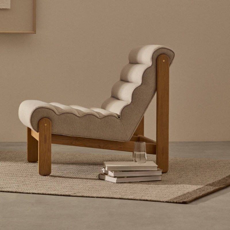 Butaca magira beige de madera maciza de roble con acabado tono natural 75x94x82cm