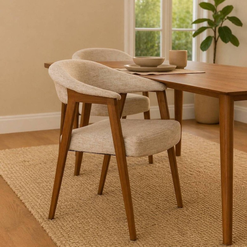 Silla de comedor Noor tapizada en tela beige con estructura de madera blanqueada