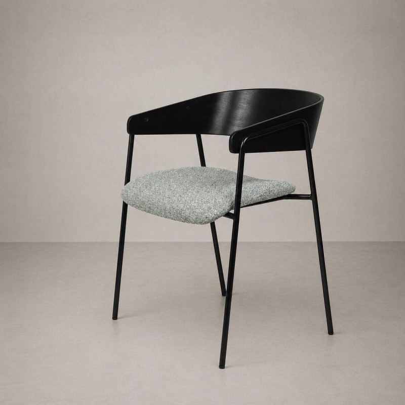 Silla de comedor Axil con respaldo envolvente en madera negra y tapizado verde