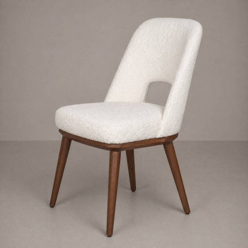 Silla Aira tapizada en blanco bouclé con patas de madera color nogal
