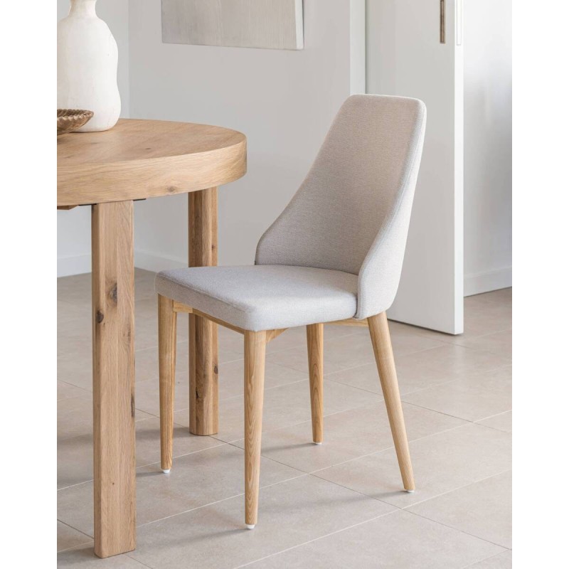 SILLA ROSIE DE CHENILLA BEIGE Y PATAS DE MADERA MACIZA DE FRESNO 56x56x77cm