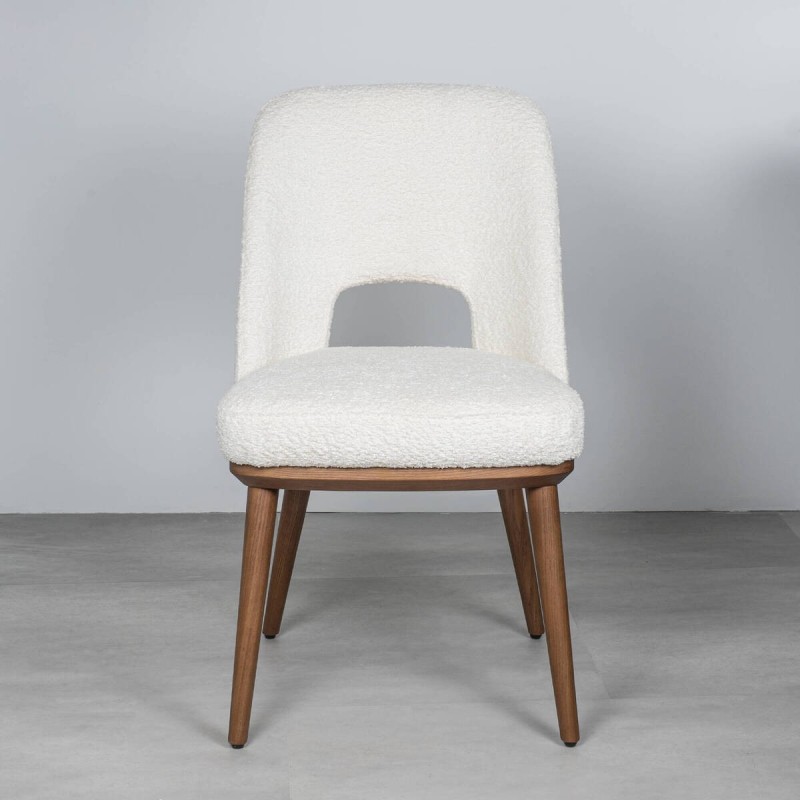Silla Aira tapizada en blanco bouclé con patas de madera color nogal