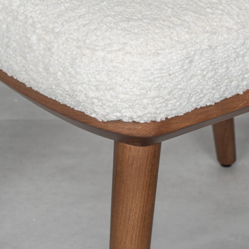 Silla Aira tapizada en blanco bouclé con patas de madera color nogal
