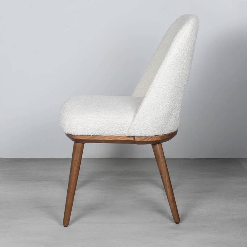 Silla Aira tapizada en blanco bouclé con patas de madera color nogal
