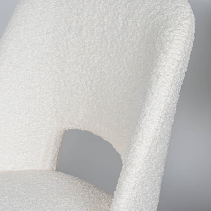 Silla Aira tapizada en blanco bouclé con patas de madera color nogal