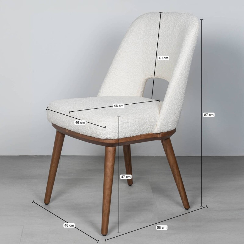Silla Aira tapizada en blanco bouclé con patas de madera color nogal