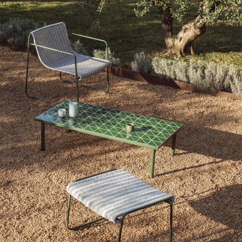 Mesa Maurina de centro exterior verde con tablero cerámico geométrico