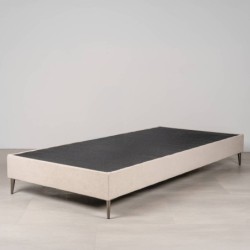 Base de cama Liria tapizada color piedra con patas metálicas cromadas